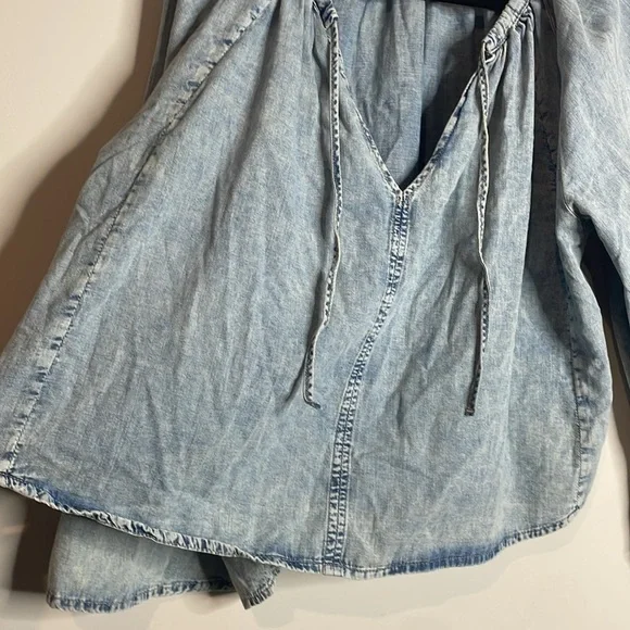 Frame | Women’s Shirred V Neck Denim Blouse Size XS Oversized - Picture 5 of 7